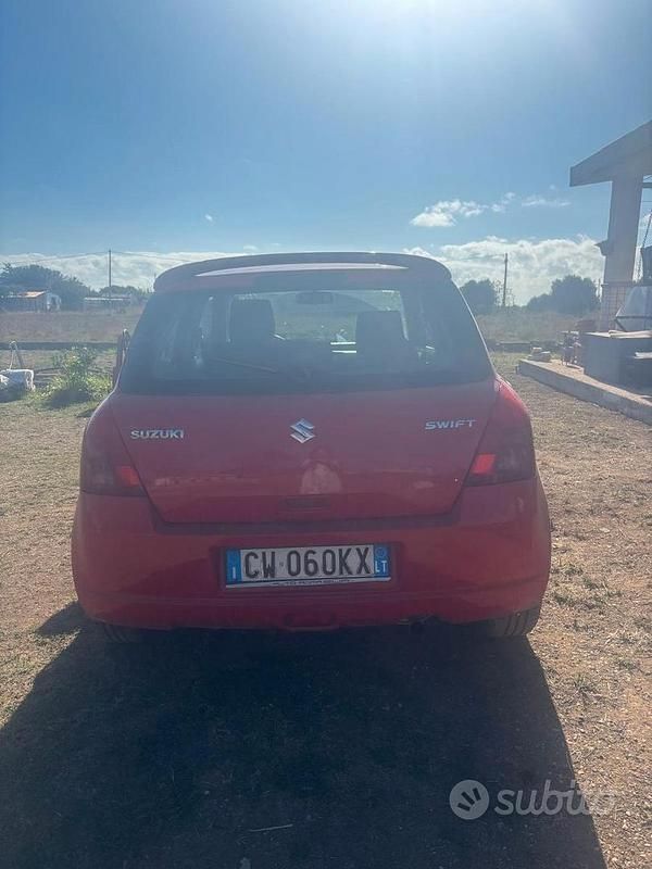 Rosso Usata 2005 Suzuki Swift Due volumi | 3250 € (Buon prezzo) - Immagine 1/4