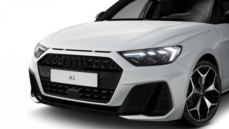 Nuova Audi A1 Sportback 2025 Bianco ghiacciaio metallizzato nero mito Utilitaria