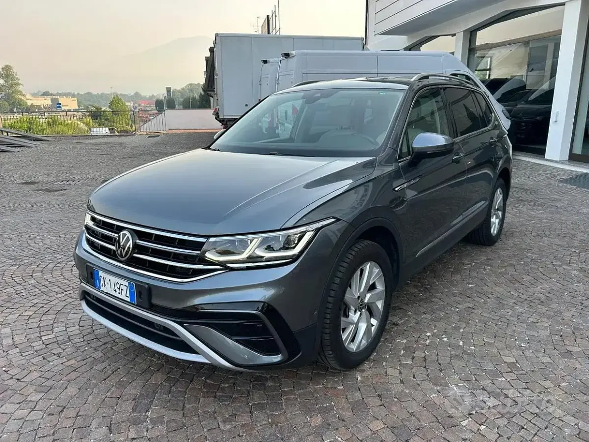 Usata VW Tiguan Allspace Elegance 150 CV (110 kW) 2022 Grigio scuro metallizzato SUV