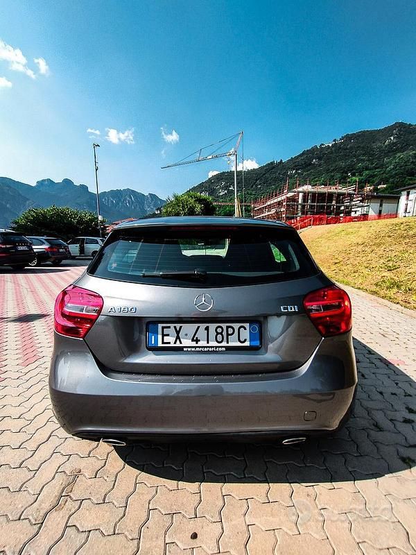 Usata Mercedes A180 122 CV (89 kW) 2014 Grigio Berlina
