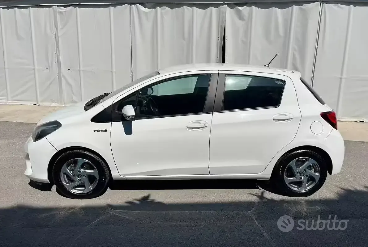 Begagnad Toyota Yaris Hybrid Active 2017 Vit Sedan