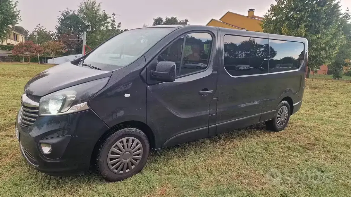 Usata Opel Vivaro 90 CV (66 kW) 2017 Nero Monovolume