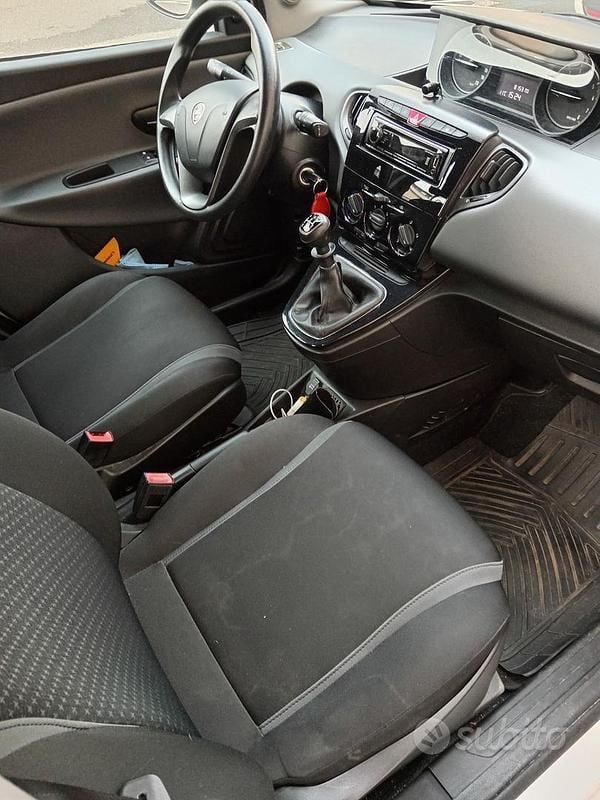 Usata Lancia Ypsilon Silver 69 CV (50 kW) 2017 Bianco Utilitaria