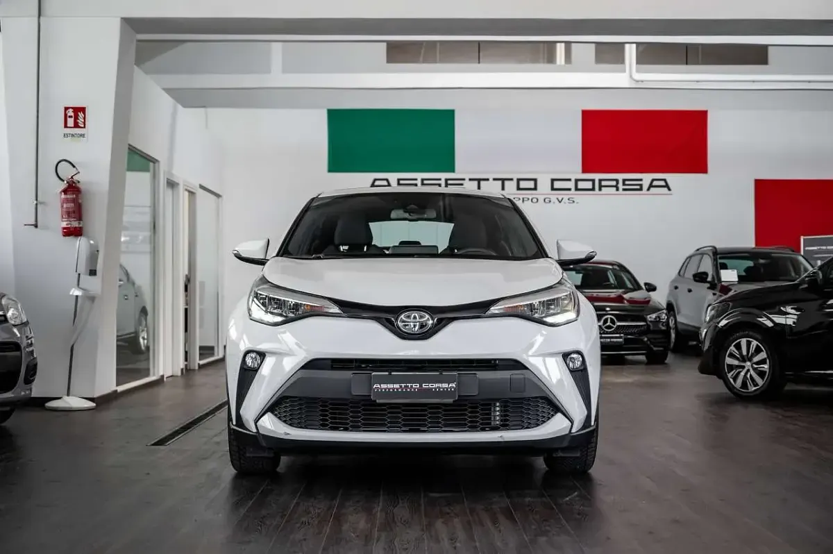 Usata Toyota C-HR Active 98 CV (72 kW) 2023 Solid white SUV