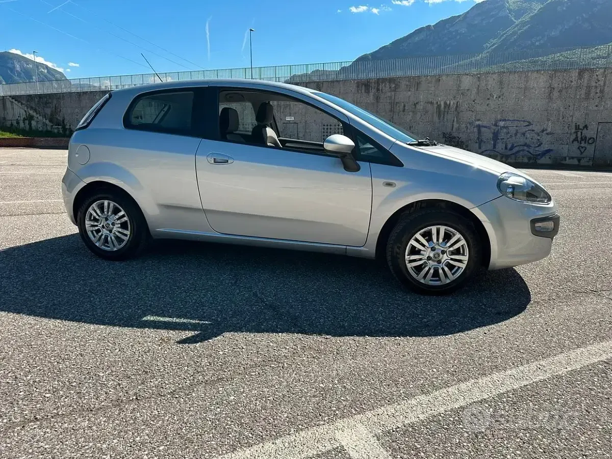 Usata Fiat Punto 69 CV (50 kW) 2017 Grigio Utilitaria