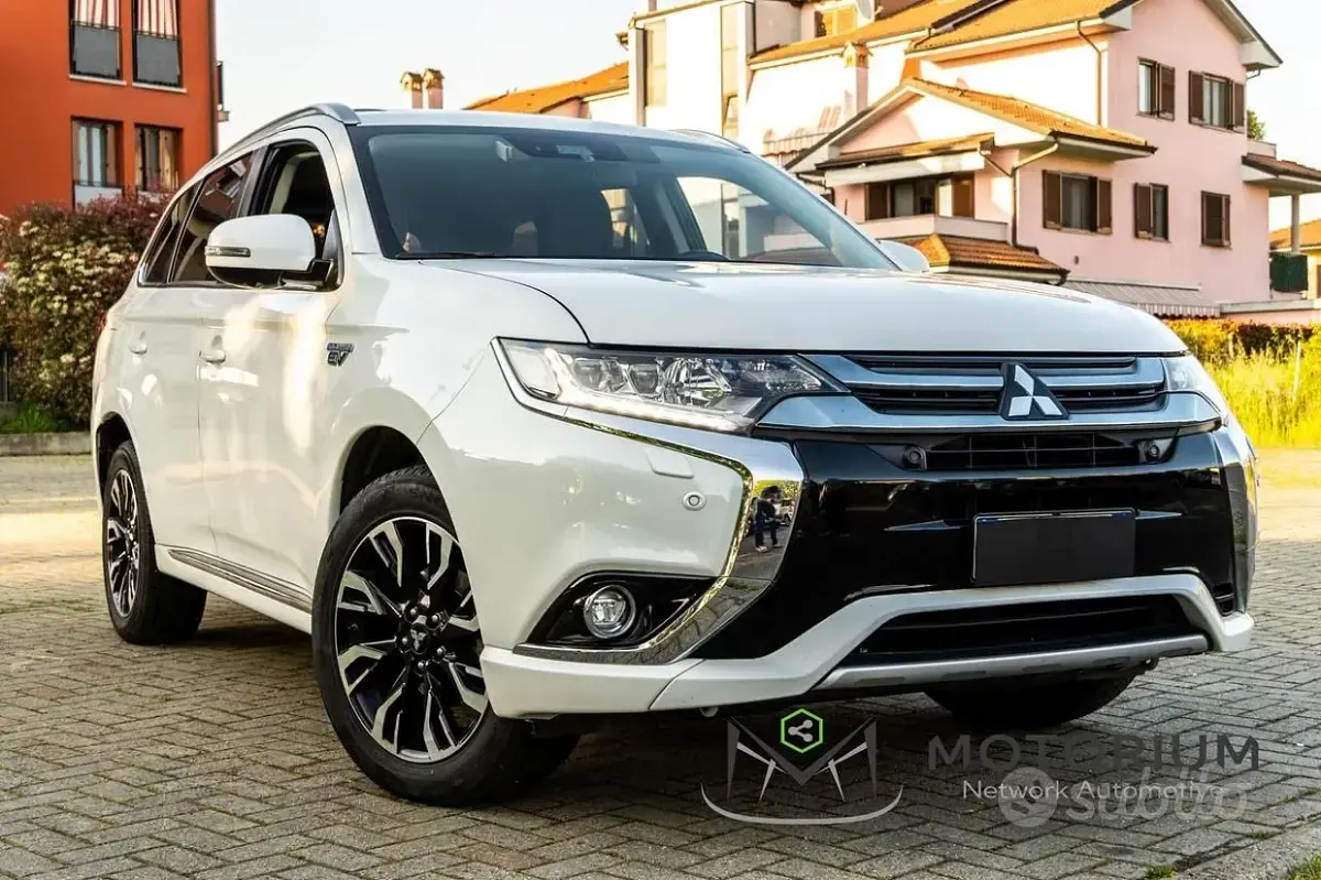Usata Mitsubishi Outlander P-HEV Instyle 121 CV (88 kW) 2018 Bianco SUV