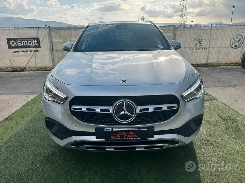 Käytetty Mercedes GLA180 116 HP (85 kW) 2021 Harmaa Katumaasturi