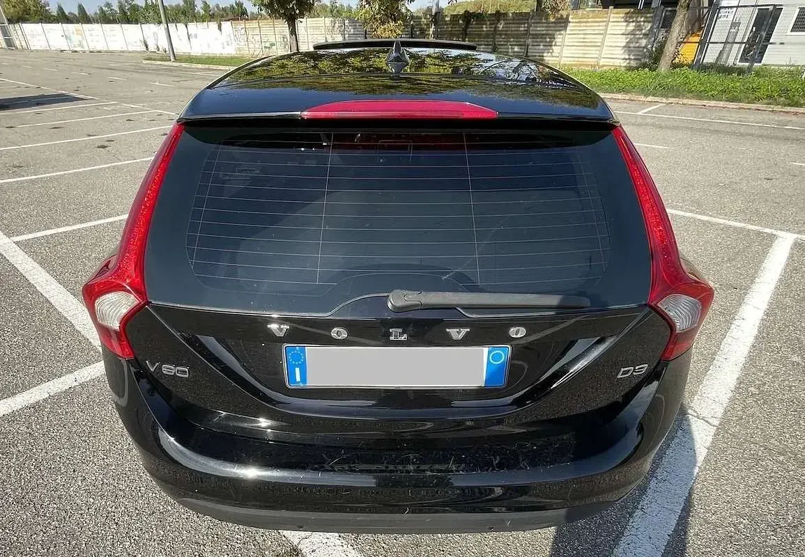 Usata Volvo V60 Momentum 163 CV (119 kW) 2011 Nero Station wagon