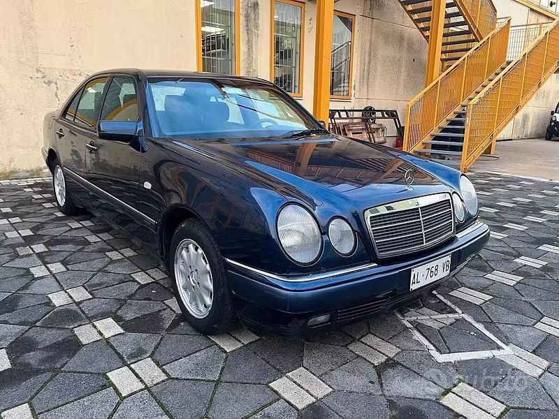 Usata Mercedes E200 Elegance 136 CV (100 kW) 1996 Blu Berlina