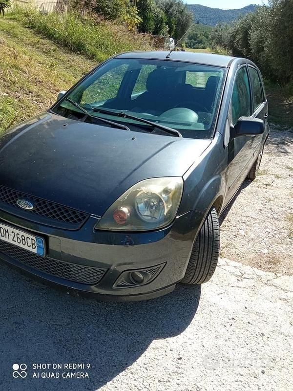 Usata Ford Fiesta 73 CV (53 kW) 2007 Grigio Utilitaria