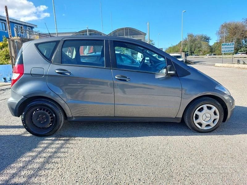 Usata Mercedes A180 109 CV (80 kW) 2011 Grigio scuro metallizzato Berlina