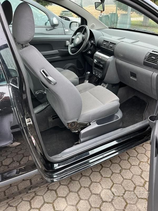 Begagnad VW Fox 54 HK (39 kW) 2005 Svart Halvkombi