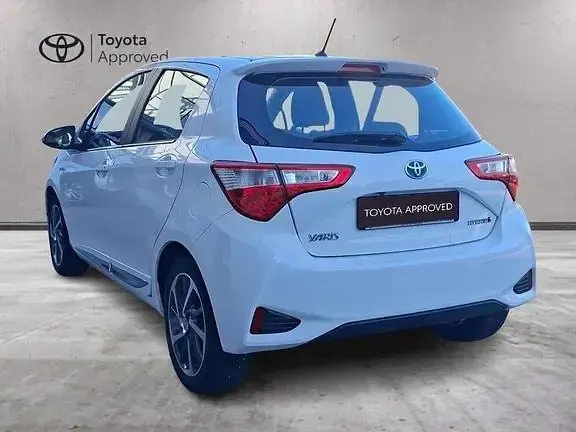 Begagnad Toyota Yaris Hybrid Style 101 HK (74 kW) 2017 Vit Sedan