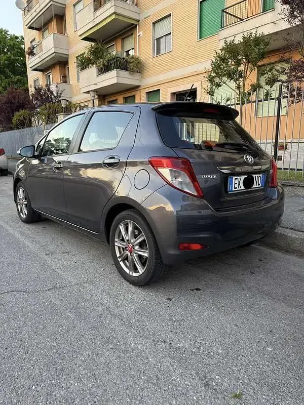 Usata Toyota Yaris Lounge 99 CV (72 kW) 2012 Utilitaria