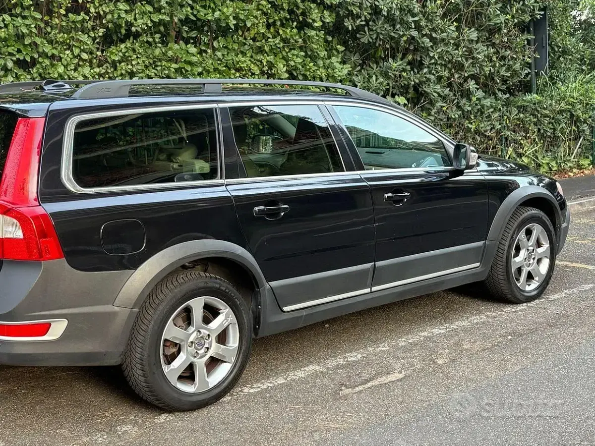 Usata Volvo XC70 185 CV (136 kW) 2007 Nero Station wagon