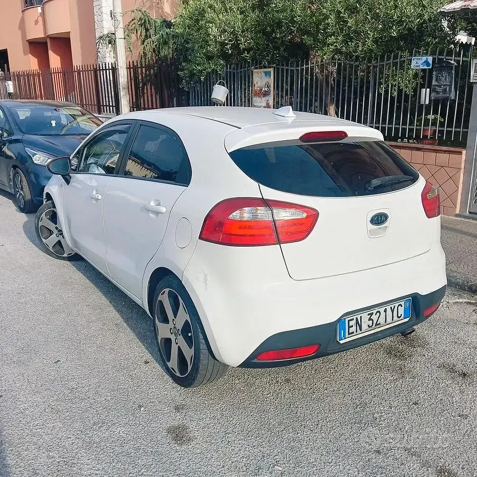 Usata Kia Rio 75 CV (55 kW) 2013 Bianco Berlina