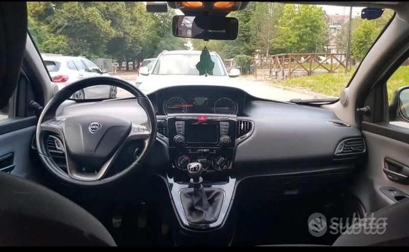 Usata Lancia Ypsilon 69 CV (50 kW) 2017 Grigio Utilitaria