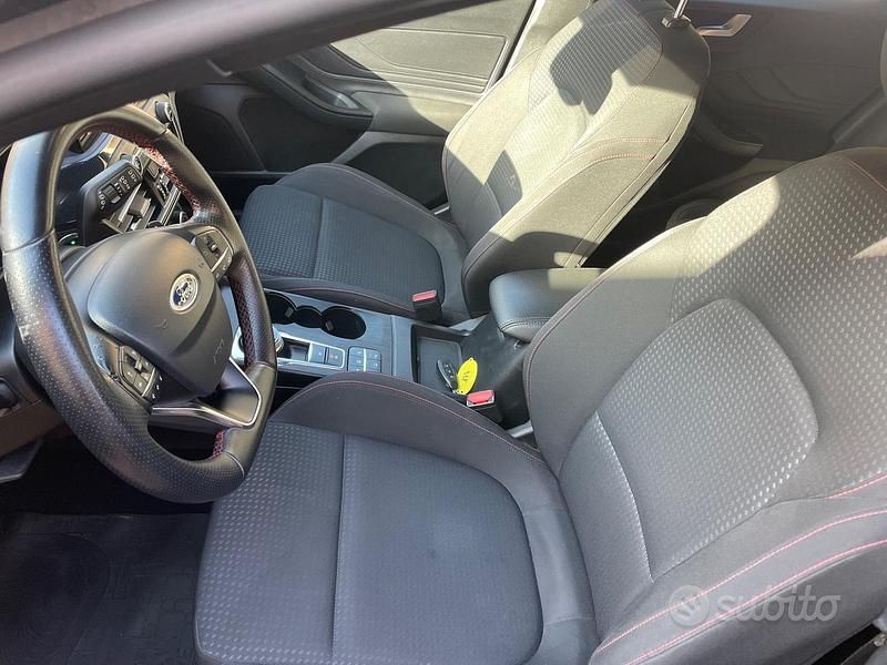 Usado Ford Focus ST-Line 120 HP (88 kW) 2018 Cinzento Sedan