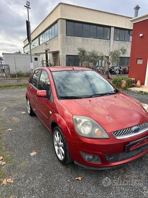 Usata Ford Fiesta Ghia 68 CV (50 kW) 2007 Arancione Utilitaria