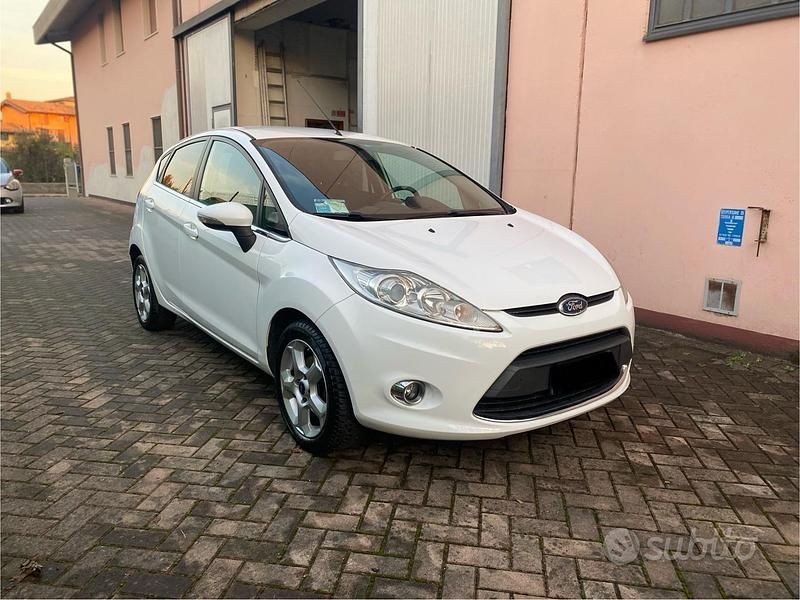 Usata Ford Fiesta Titanium 97 CV (71 kW) 2010 Bianco Berlina