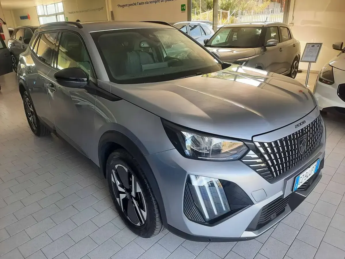 Usata Peugeot 2008 Allure 131 CV (96 kW) 2025 Grigio artense SUV
