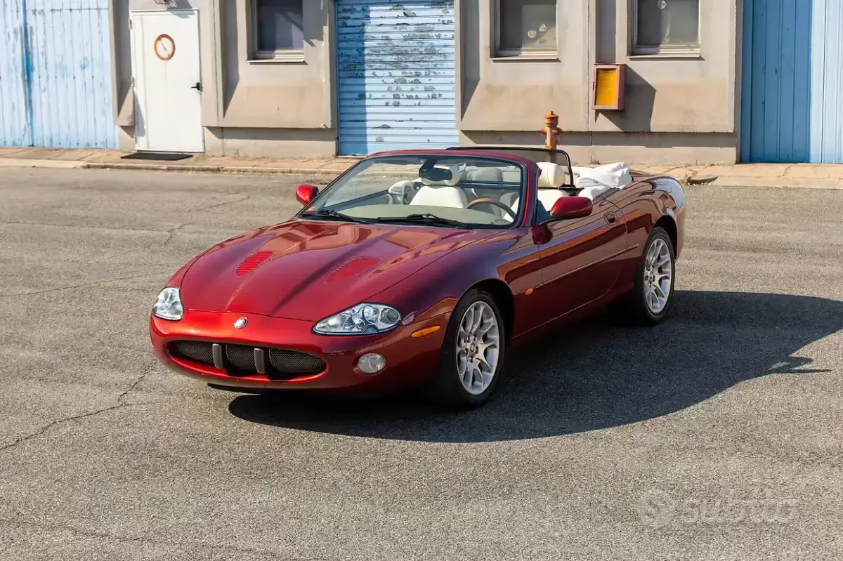 Usata Jaguar XKR 363 CV (266 kW) 2002 Rosso Cabrio