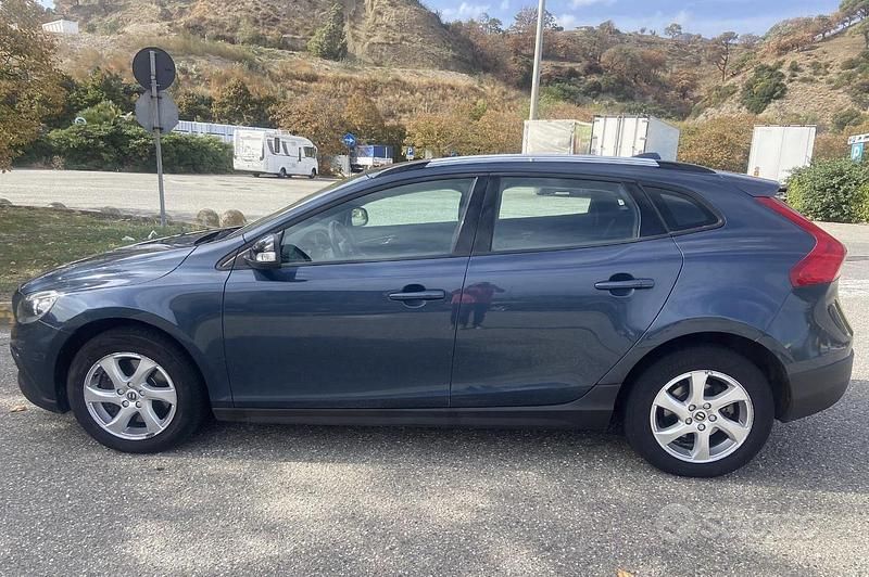 Usado Volvo V40 120 CV (88 kW) 2017 Gris Berlina