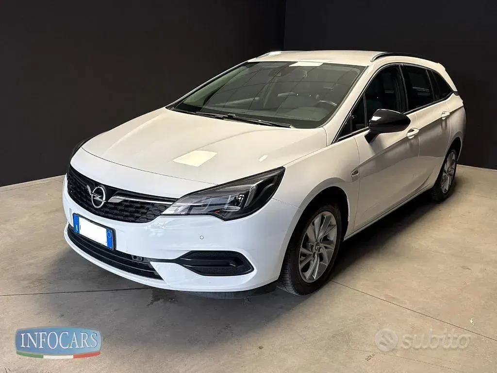 Usata Opel Astra 105 CV (77 kW) 2022 Bianco pastello Utilitaria