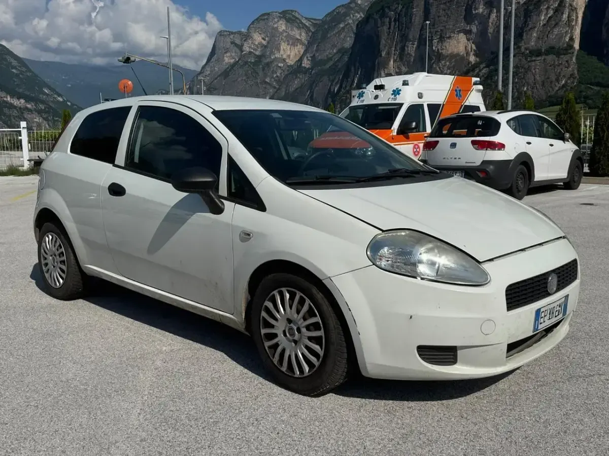 Usata Fiat Grande Punto 75 CV (55 kW) 2011 Bianco Utilitaria