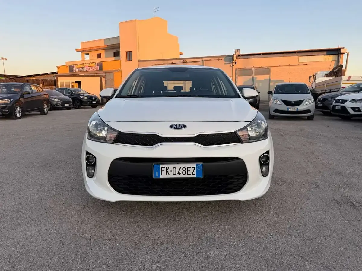 Usata Kia Rio 82 CV (60 kW) 2017 Bianco Berlina