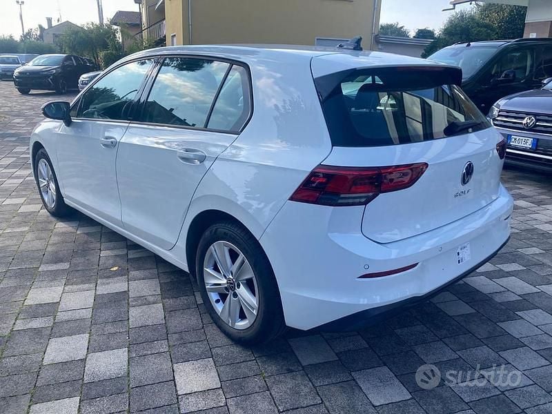 Usata VW Golf VIII Life 131 CV (96 kW) 2022 Bianco Berlina
