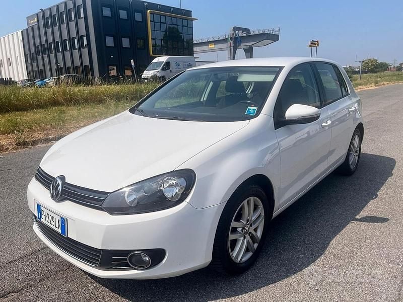 Bianco Usata 2011 VW Golf VI Comfortline Tre volumi | 6490 € (Buon prezzo) - Immagine 1/4