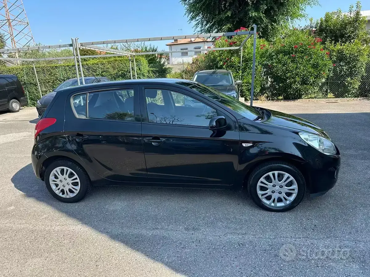 Usata Hyundai i20 Comfort 78 CV (57 kW) 2011 Nero Utilitaria