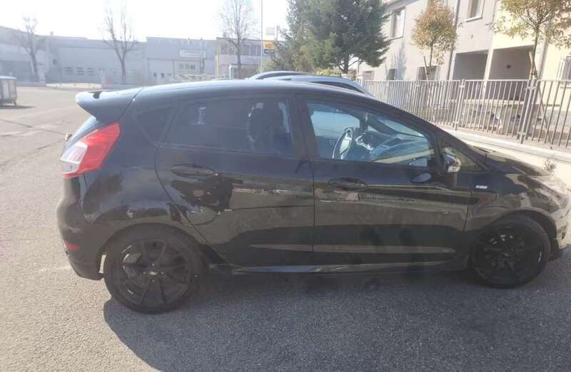 Nero Usata 2017 Ford Fiesta ST-Line Due volumi | 11.000 € (Cara) - Immagine 1/4