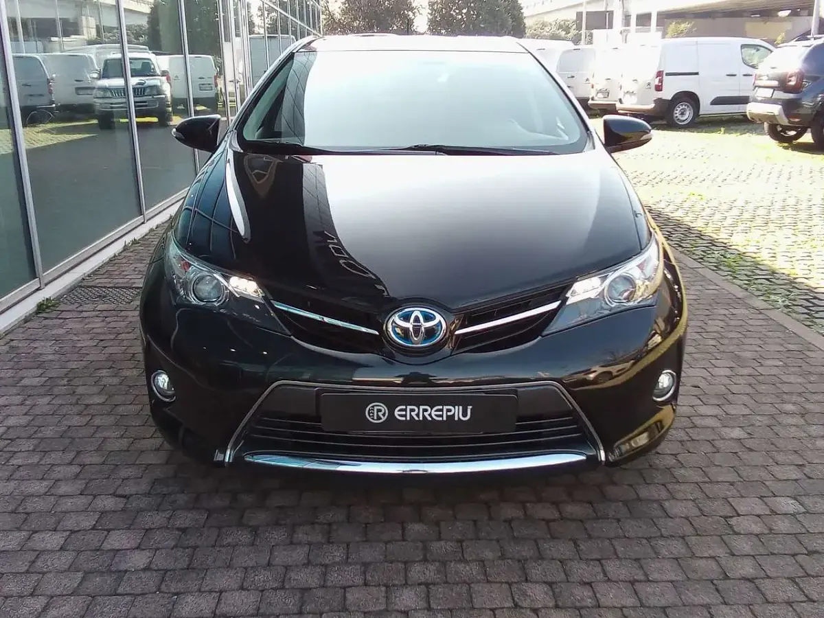 Usata Toyota Auris Hybrid Active 136 CV (100 kW) 2015 Nero Berlina