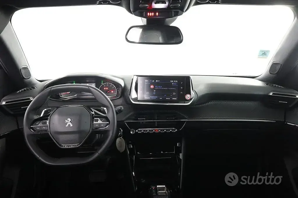 Usata Peugeot 2008 Allure 131 CV (96 kW) 2023 Grigio artense SUV