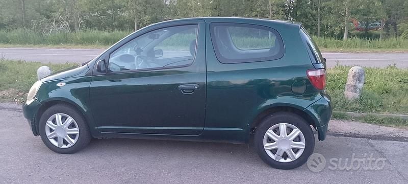 Usata Toyota Yaris 68 CV (50 kW) 2002 Verde Utilitaria