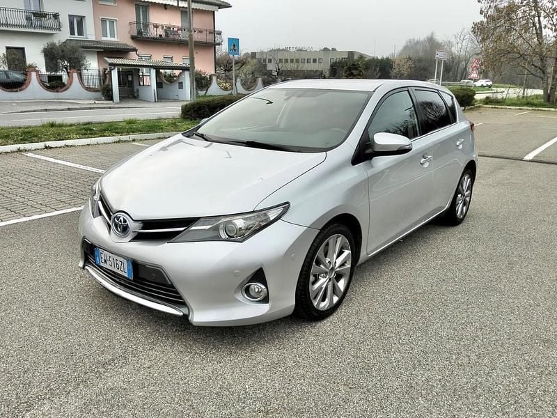 Usata Toyota Auris Hybrid 99 CV (72 kW) 2014 Grigio Berlina