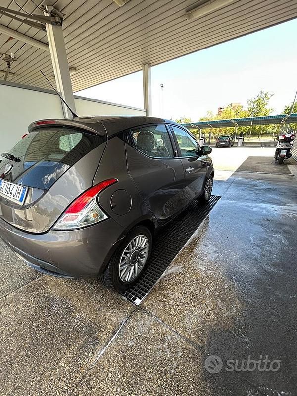 Usata Lancia Ypsilon 95 CV (69 kW) 2012 Grigio Utilitaria