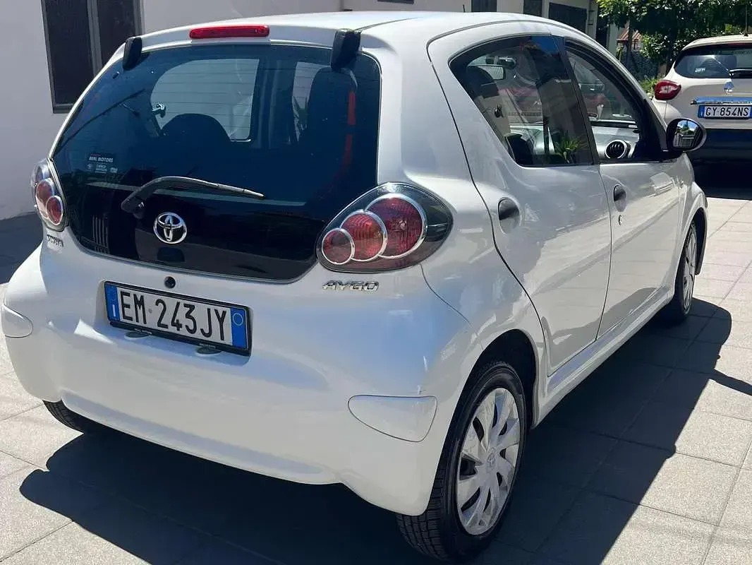 Usata Toyota Aygo 68 CV (50 kW) 2012 Bianco Utilitaria