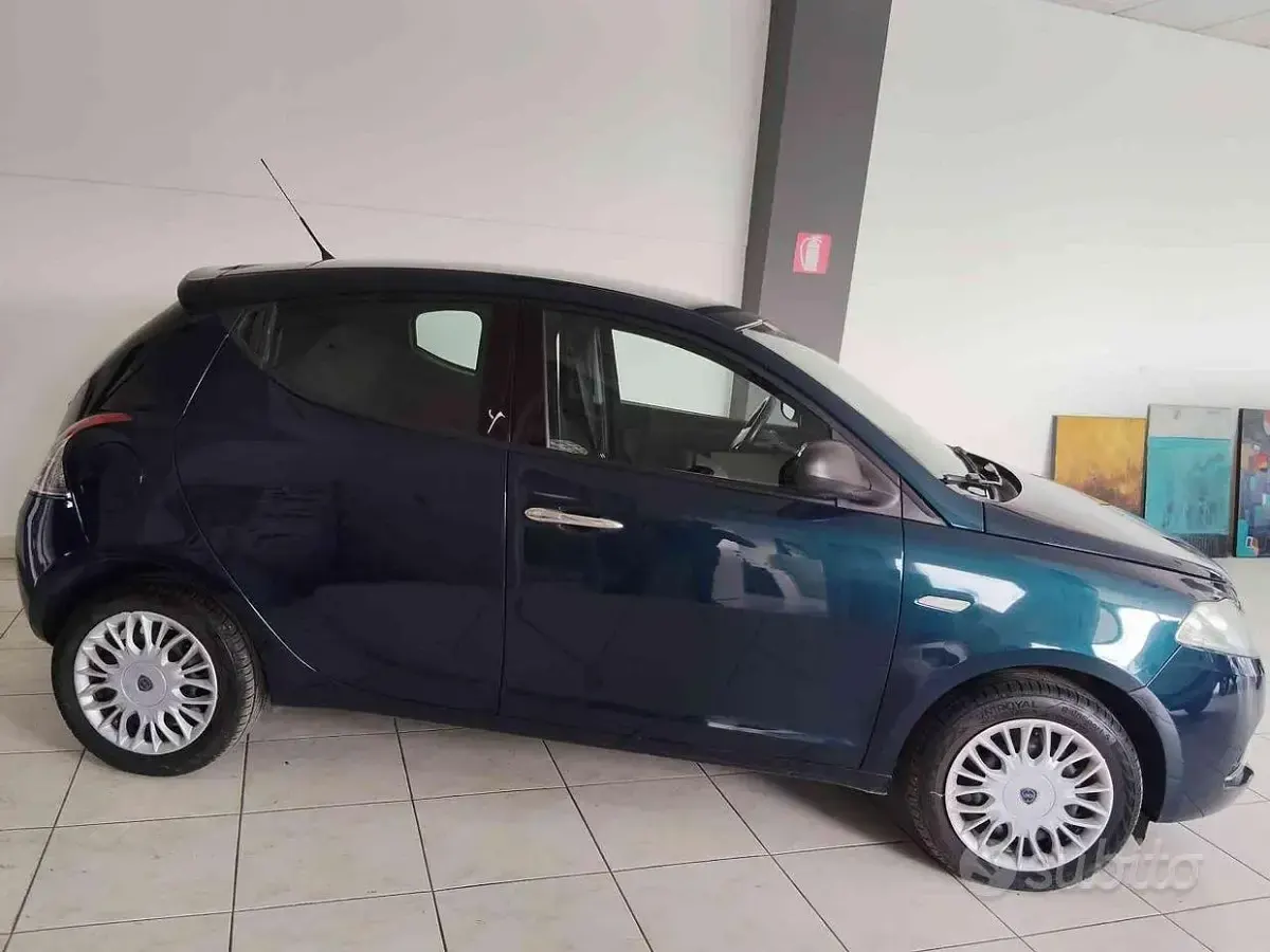 Usata Lancia Ypsilon Gold 69 CV (50 kW) 2017 Blu Utilitaria