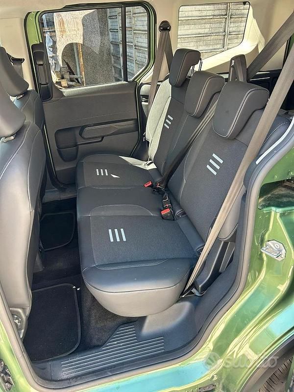 Usata Ford Tourneo Courier 125 CV (91 kW) 2024 Verde Monovolume