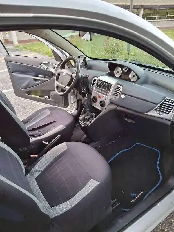 Usata Lancia Ypsilon 60 CV (44 kW) 2007 Argento Utilitaria