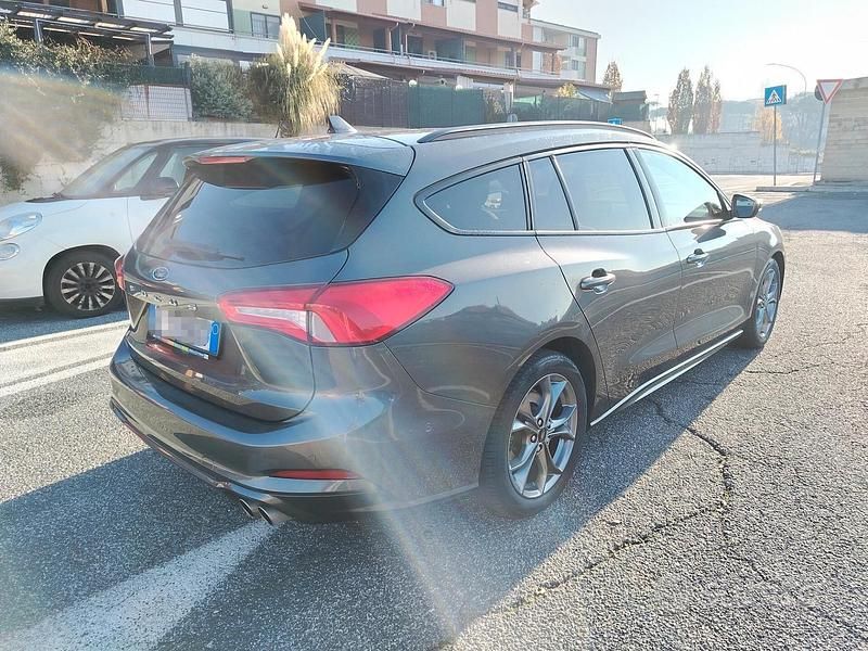 Usata Ford Focus ST-Line 149 CV (109 kW) 2020 Grigio Station wagon