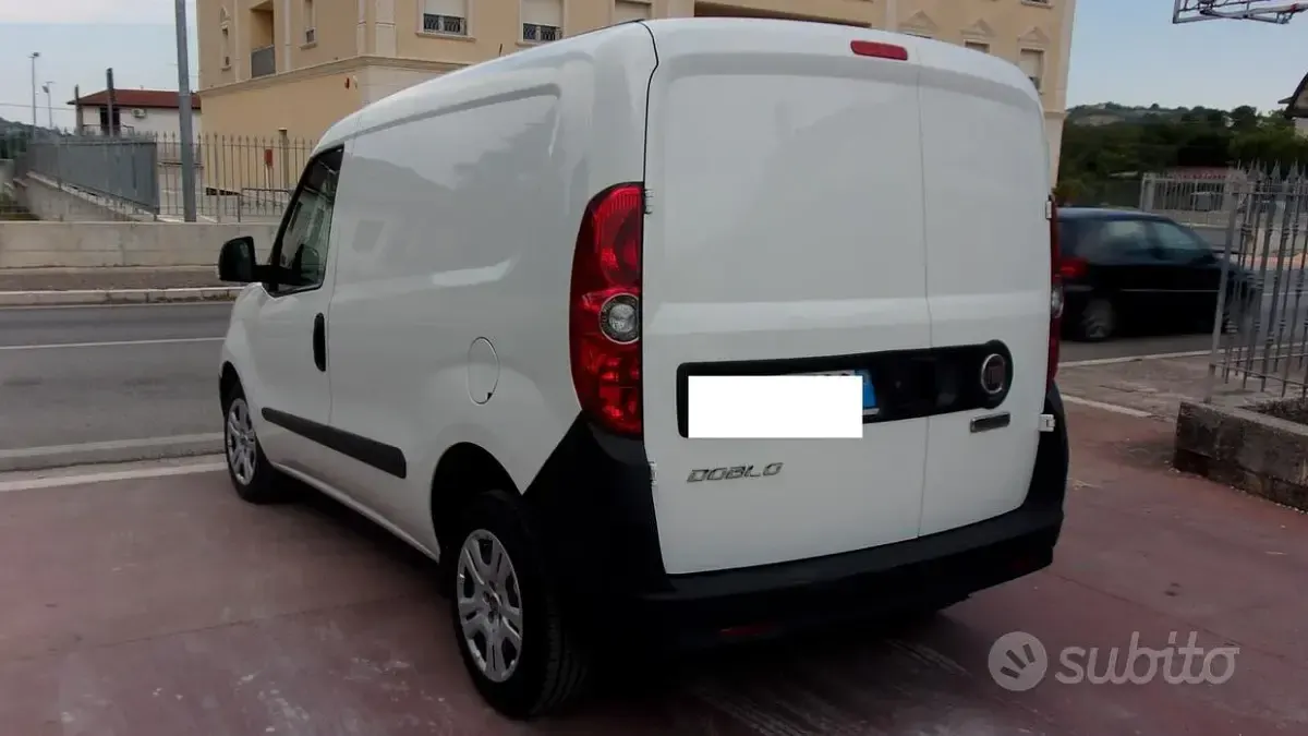 Usata Fiat Doblò S 105 CV (77 kW) 2022 Bianco Monovolume