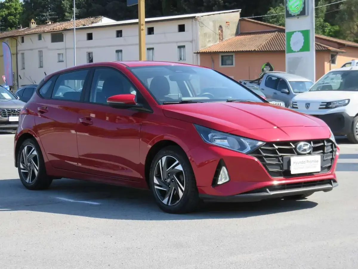 Usata Hyundai i20 82 CV (60 kW) 2023 Dragon red Utilitaria