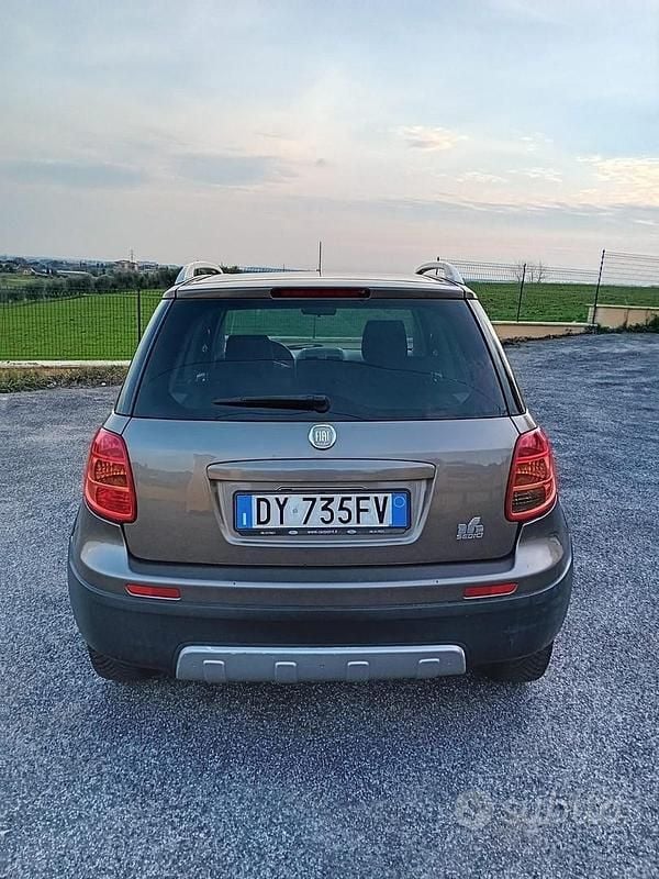 Usata Fiat Sedici Dynamic 119 CV (87 kW) 2012 Viola SUV