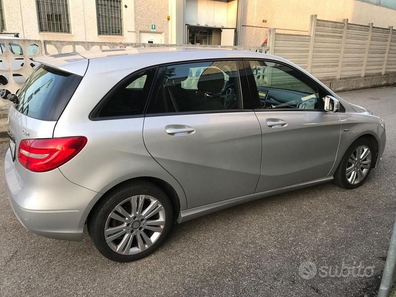 Usata Mercedes B180 Executive 109 CV (80 kW) 2012 Grigio Monovolume
