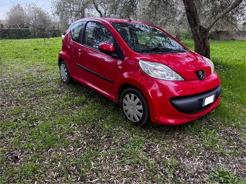 Rosso Usata 2010 Peugeot 107 Utilitaria | 1550 € (Ottimo prezzo) - Immagine 1/4
