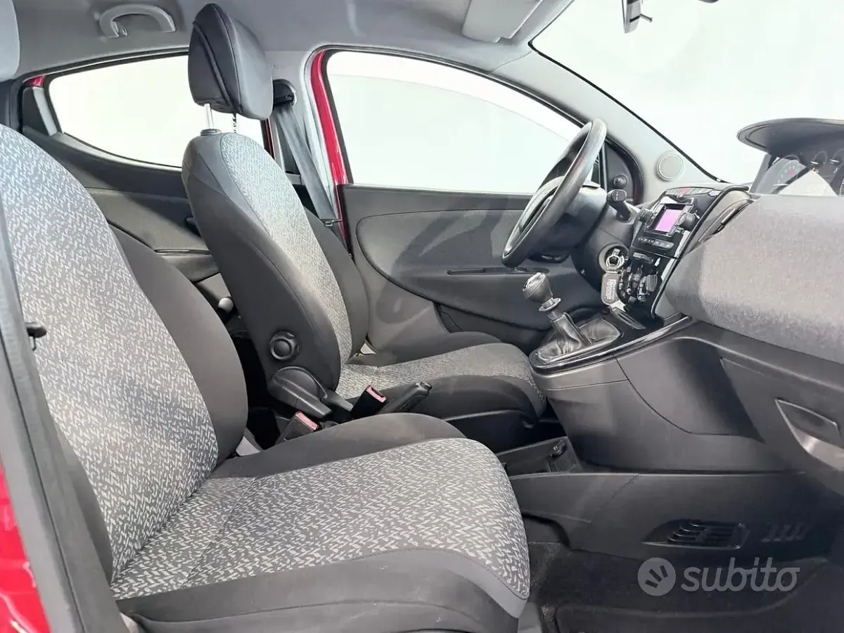 Usado Lancia Ypsilon 69 HP (50 kW) 2018 Vermelho Citadino